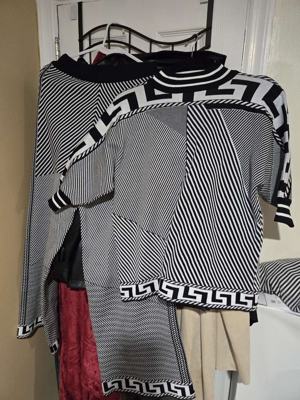 Black & White Geometric Pattern Women's Top